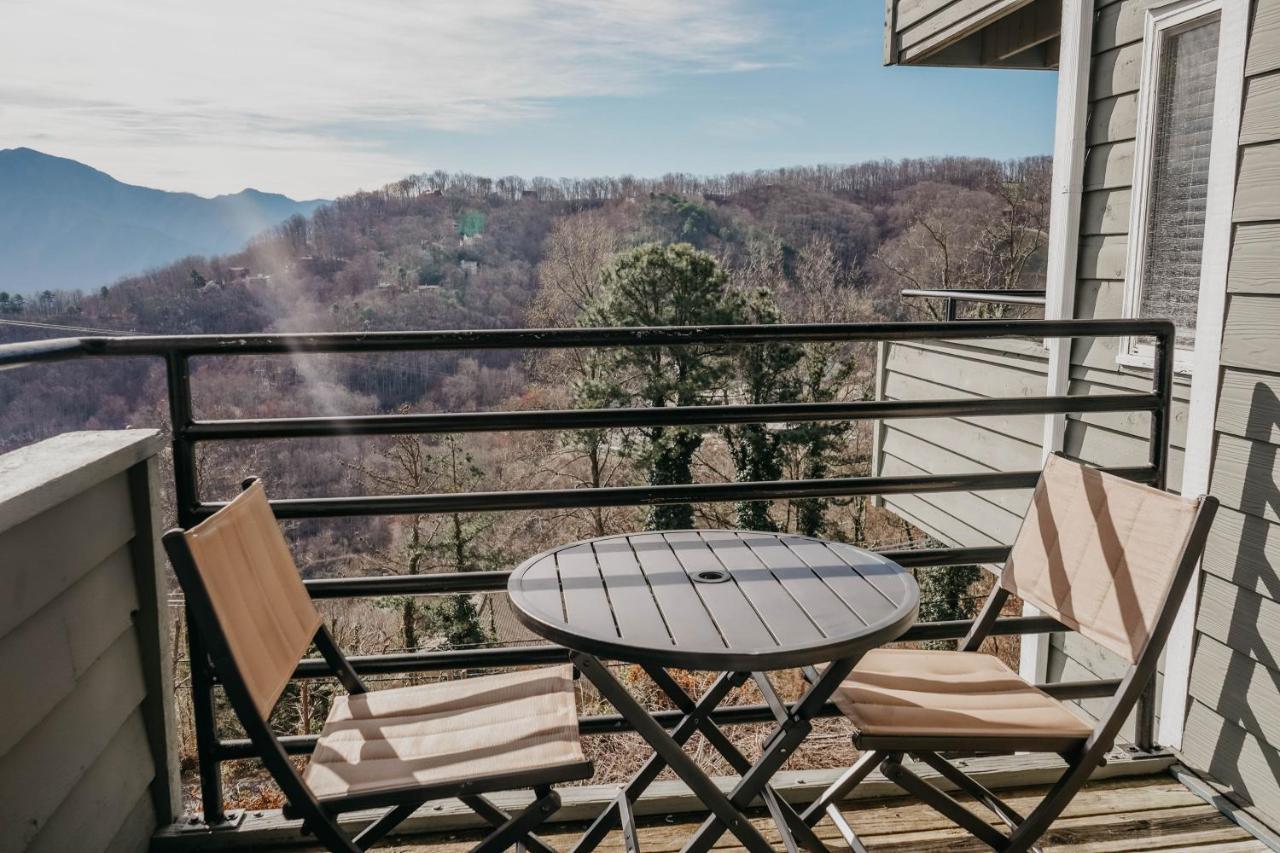 Smoky Mountains Studio With Balcony Гатлинбург Экстерьер фото